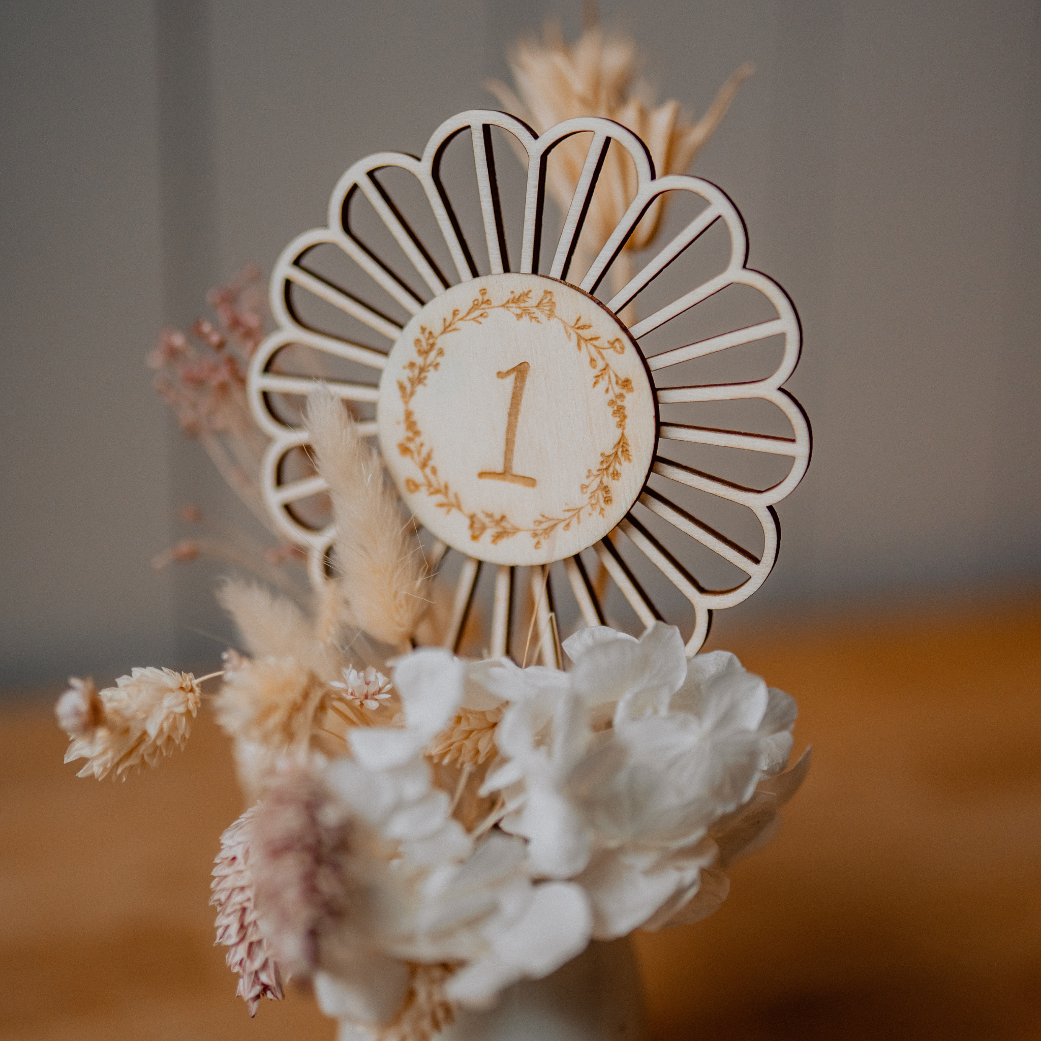 Tischnummern aus Holzblumen für eure Hochzeit