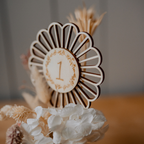Tischnummern aus Holzblumen für eure Hochzeit