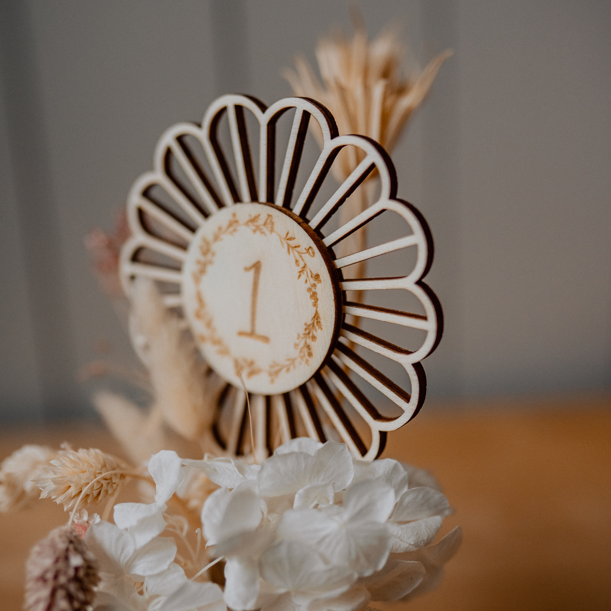 Tischnummern aus Holzblumen für eure Hochzeit