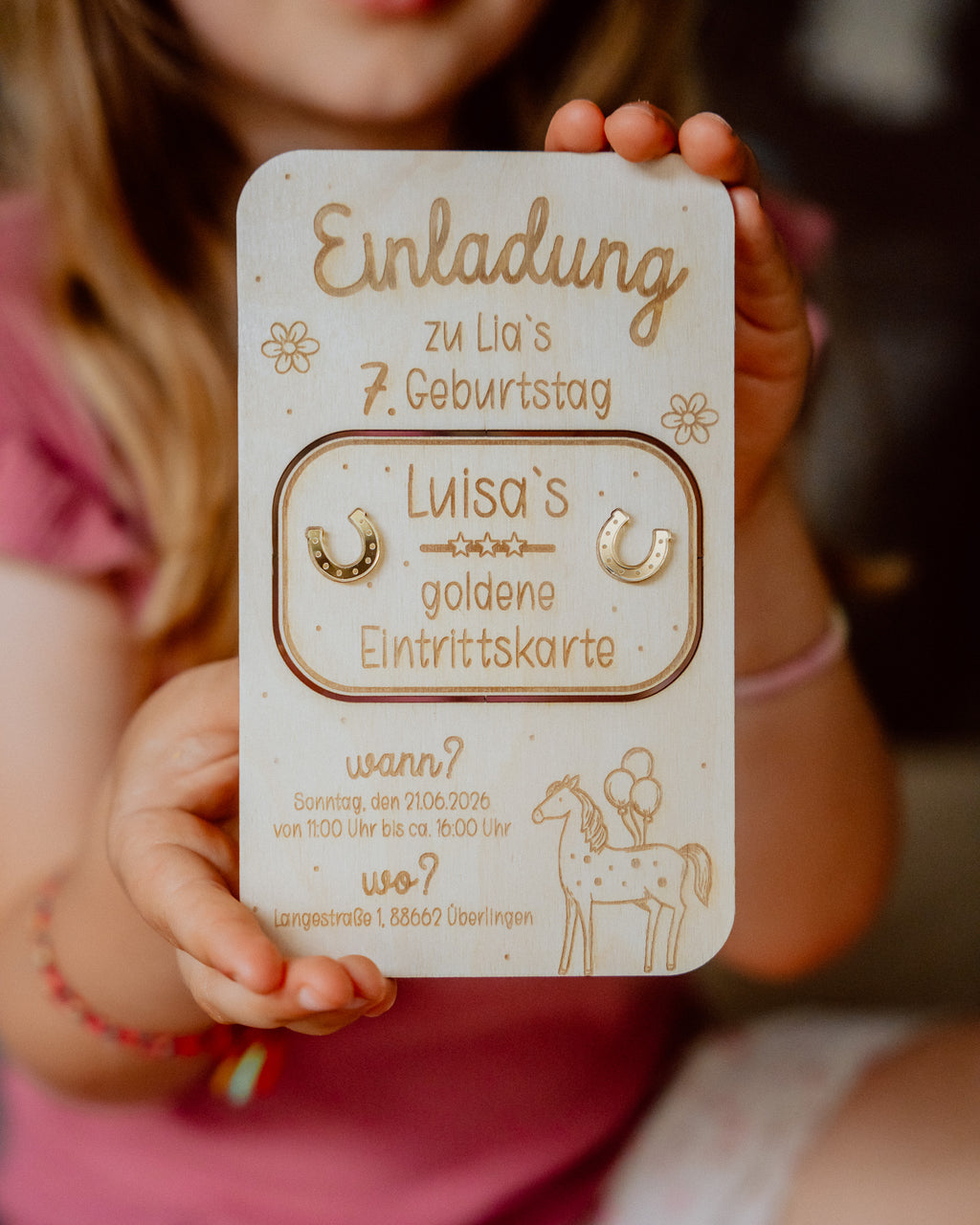 Einladungskarte mit goldener Eintrittskarte - "Pferd"