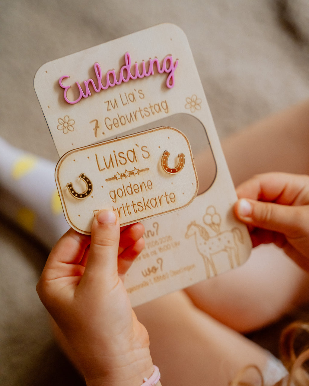 Einladungskarte mit goldener Eintrittskarte - "Pferd"