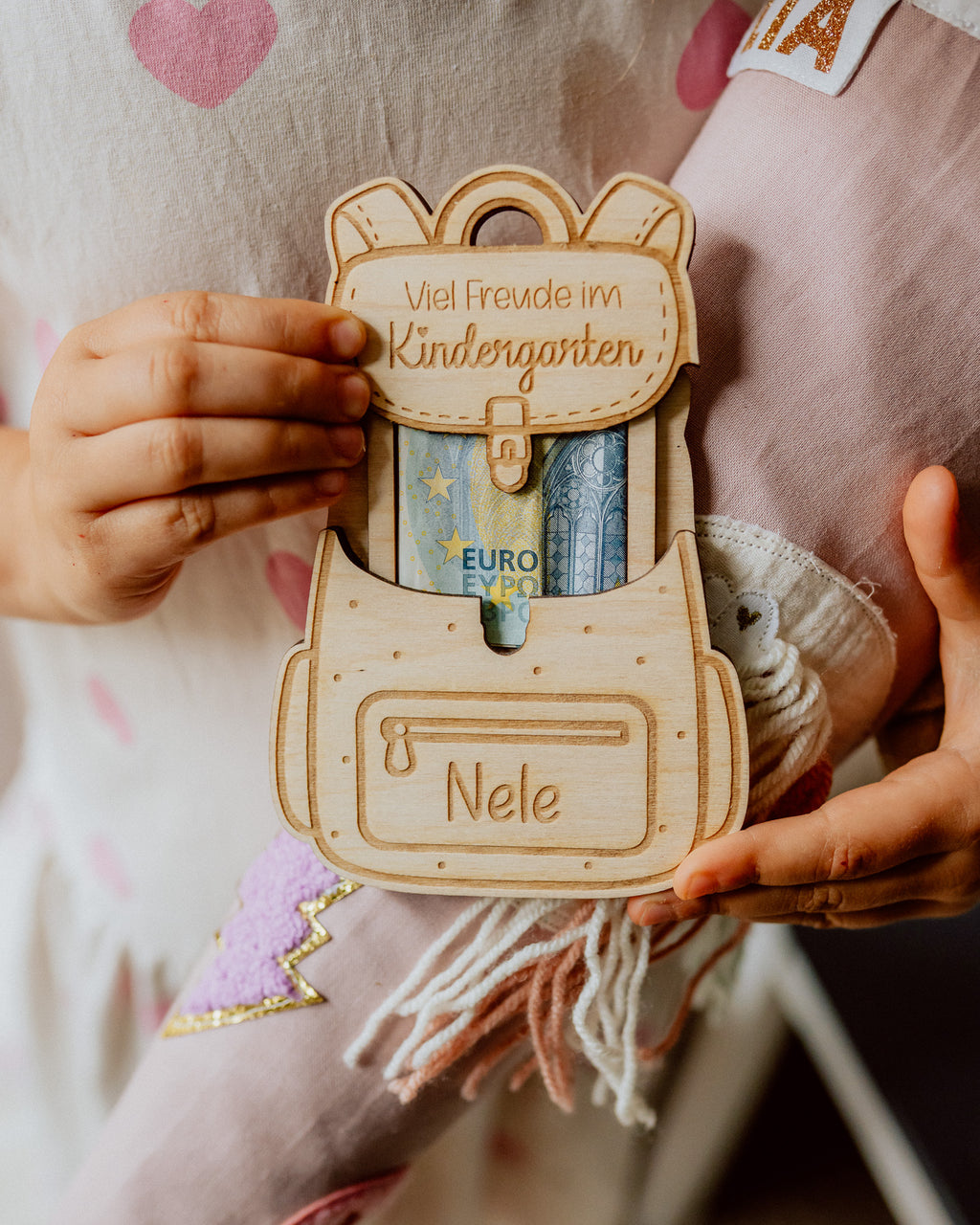 Personalisierter Rucksack aus Holz als Geldgeschenk – "Einschulung & Kindergarten"