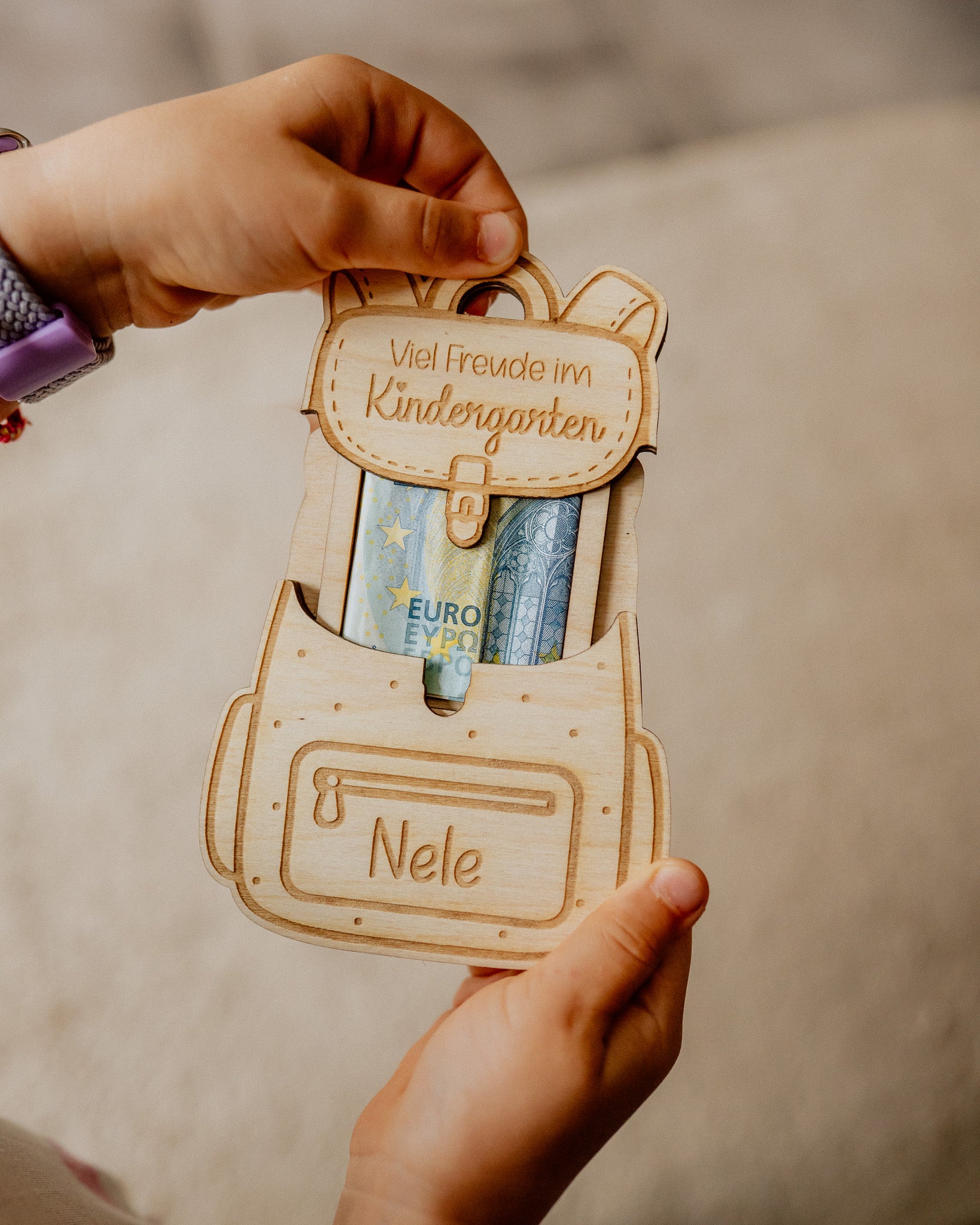 Personalisierter Rucksack aus Holz als Geldgeschenk – "Einschulung & Kindergarten"