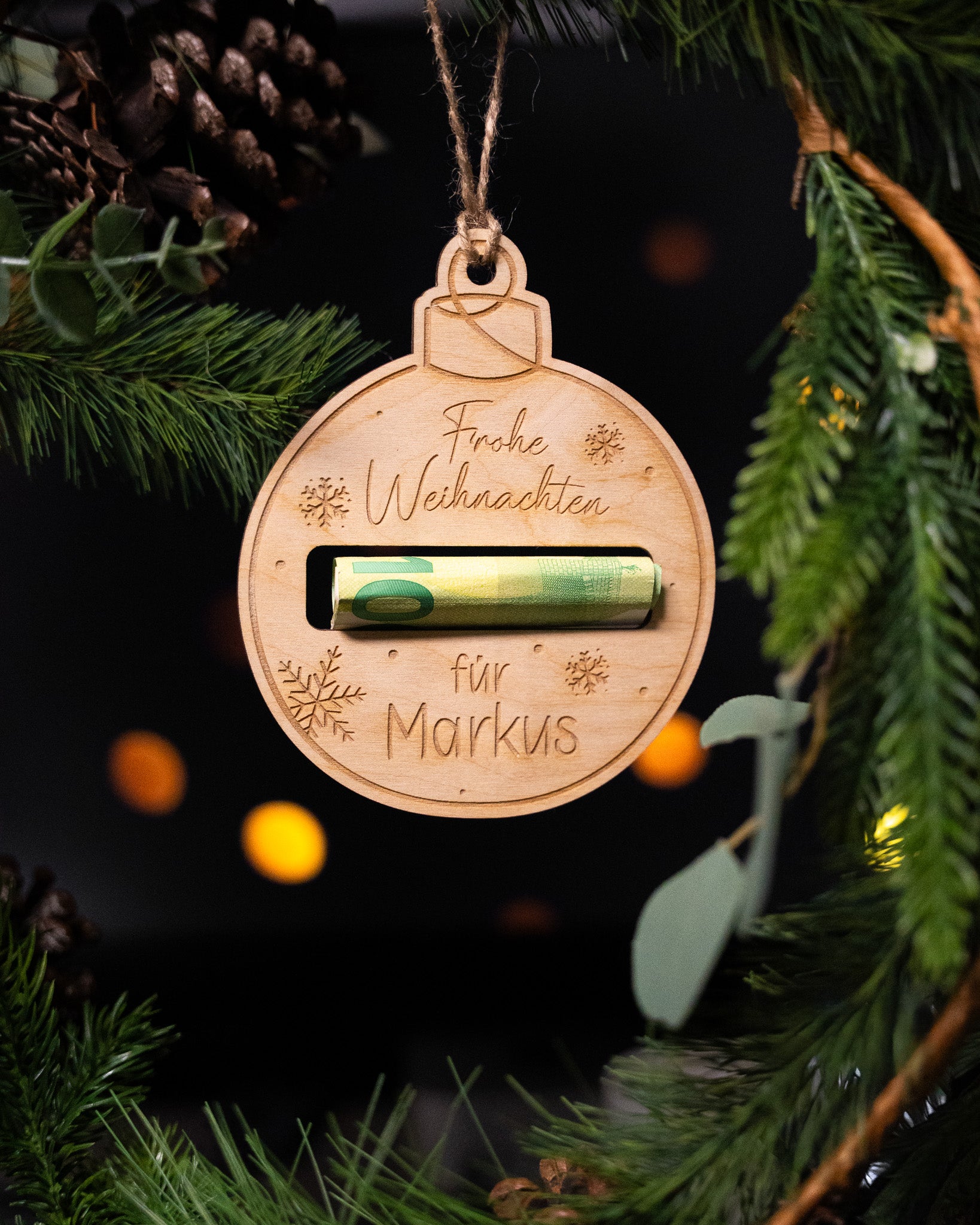 Geldgeschenk "Christbaumkugel" aus Holz mit personalisiertem Name