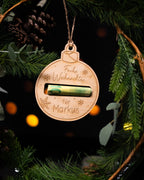 Geldgeschenk "Christbaumkugel" aus Holz mit personalisiertem Name
