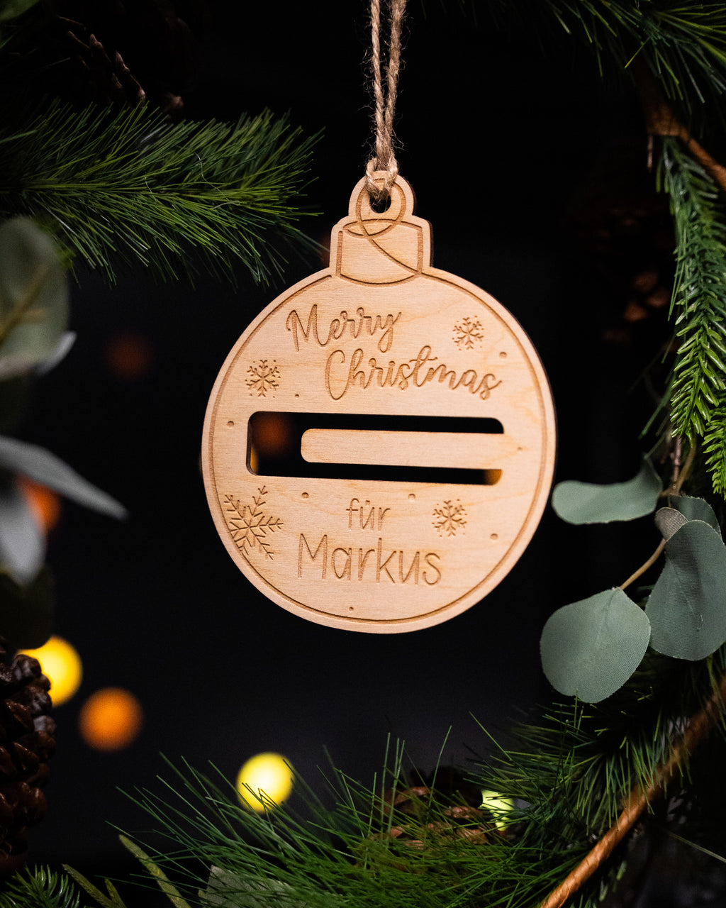 Geldgeschenk "Christbaumkugel" aus Holz mit personalisiertem Name