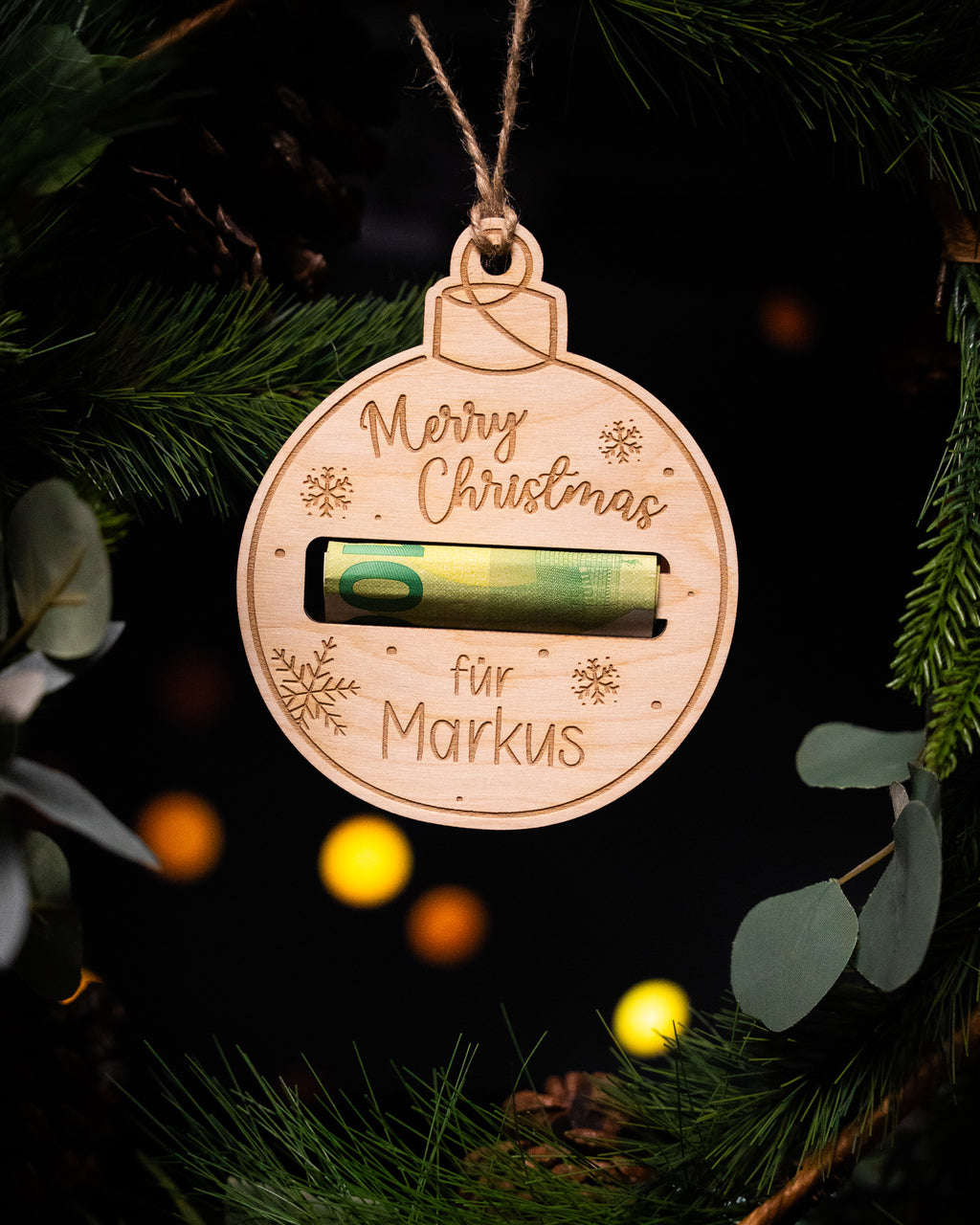 Geldgeschenk "Christbaumkugel" aus Holz mit personalisiertem Name