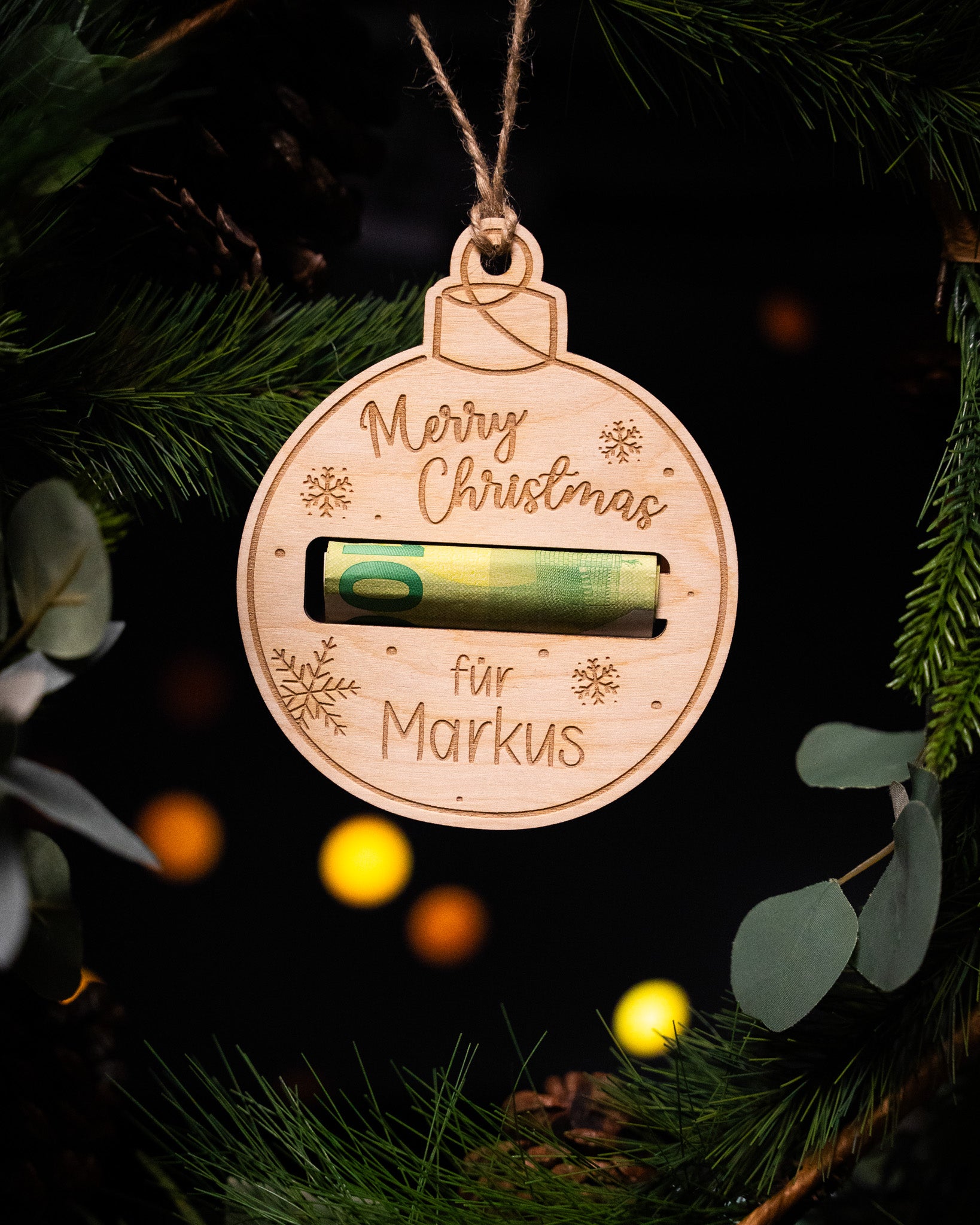 Geldgeschenk "Christbaumkugel" aus Holz mit personalisiertem Name