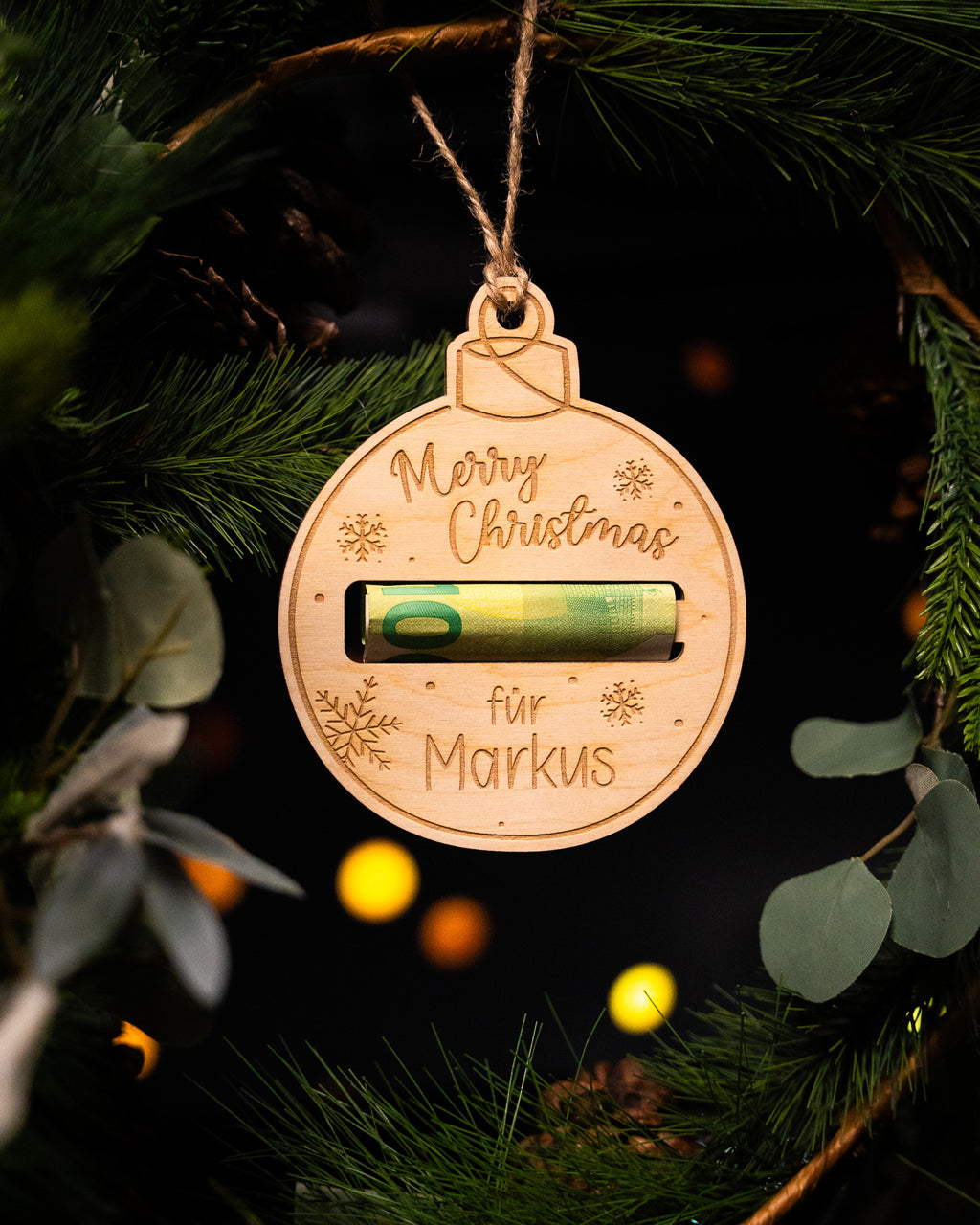 Geldgeschenk "Christbaumkugel" aus Holz mit personalisiertem Name