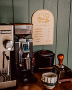 Coffee Bar Menü personalisiert – Holz Preisschild mit Kaffee Spezialitäten | Fuck Bad Coffee