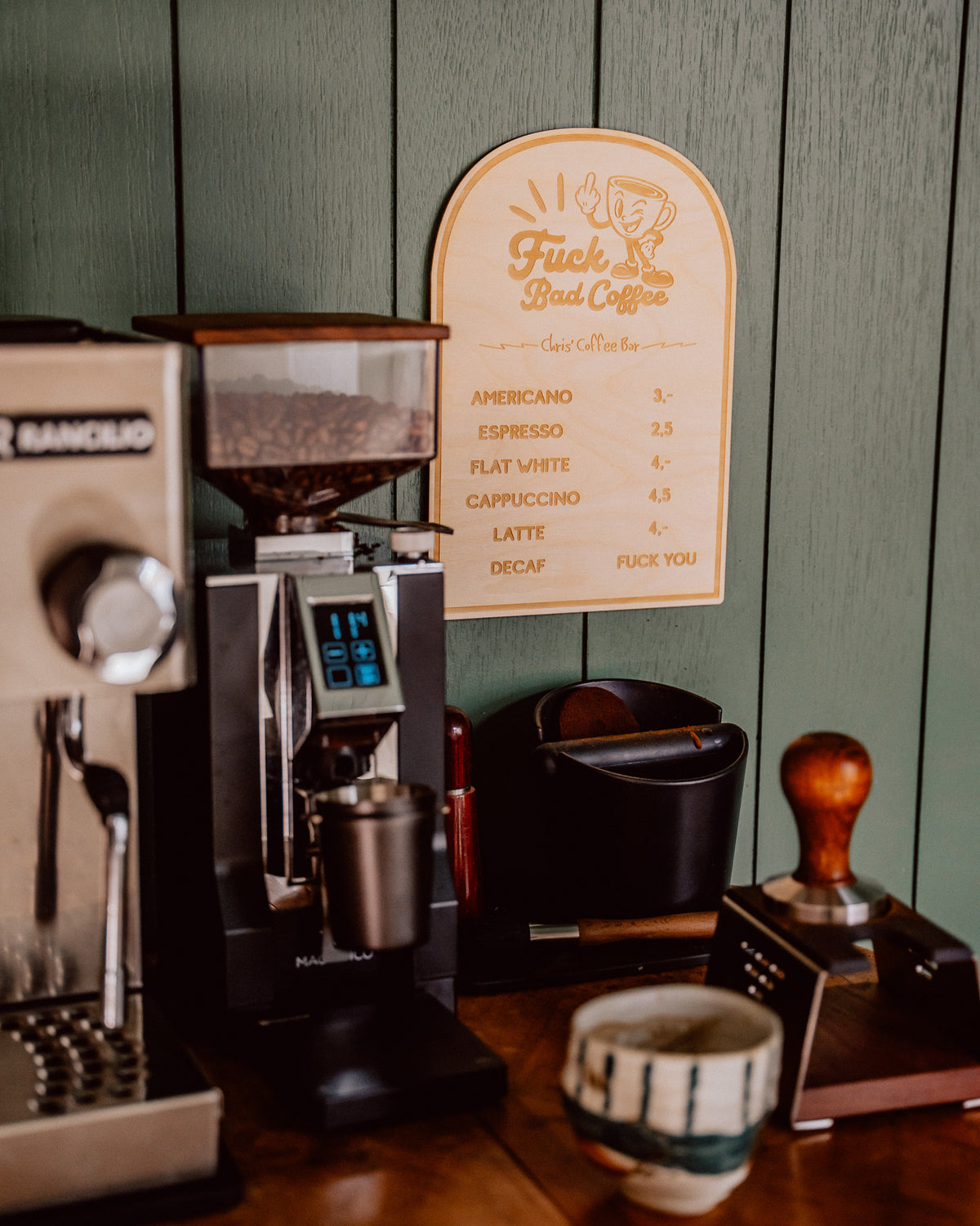 Coffee Bar Menü personalisiert – Holz Preisschild mit Kaffee Spezialitäten | Fuck Bad Coffee