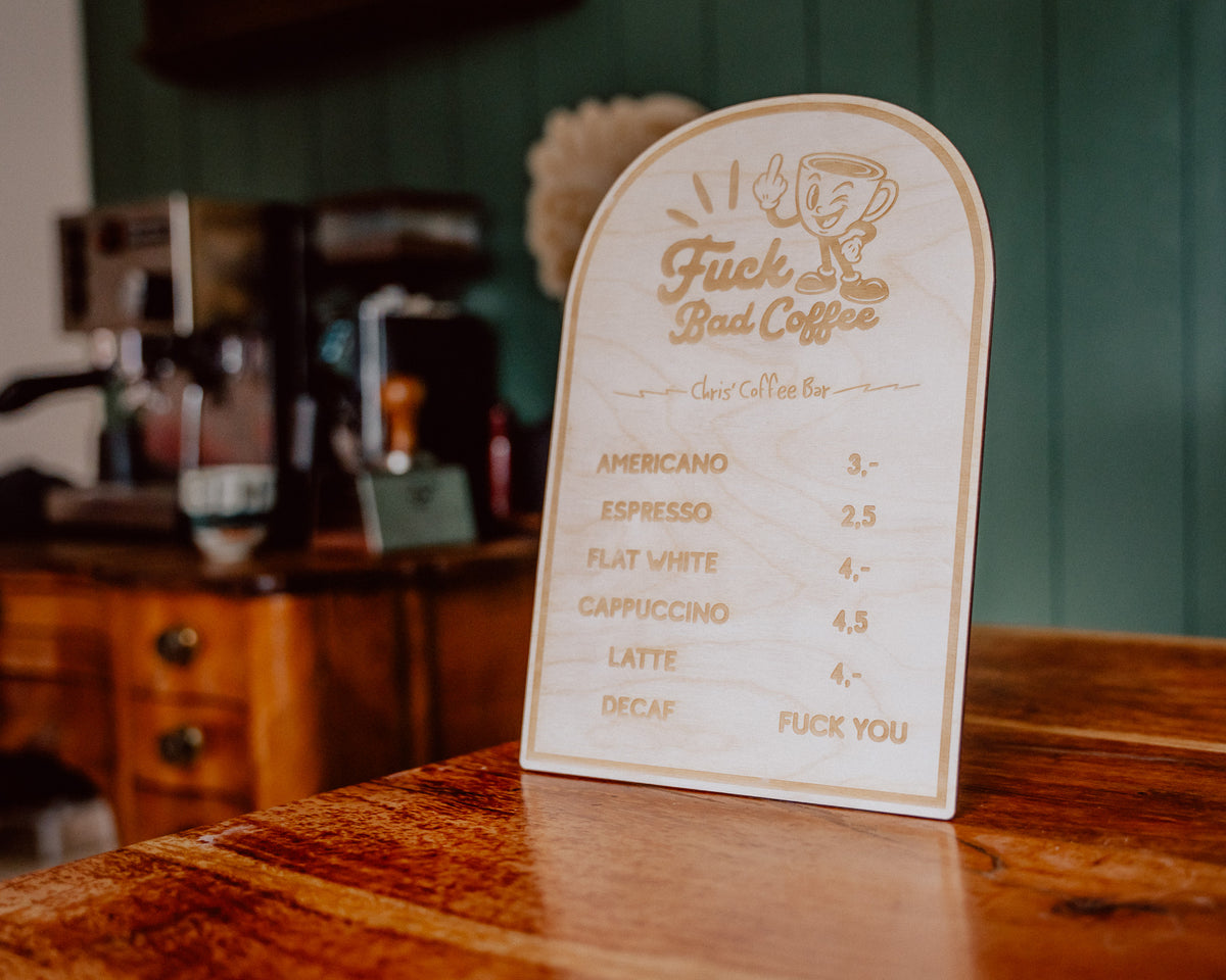 Coffee Bar Menü personalisiert – Holz Preisschild mit Kaffee Spezialitäten | Fuck Bad Coffee