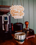 Personalisiertes Coffee Bar Schild aus Holz – Home Barista Geschenk | Fuck Bad Coffee