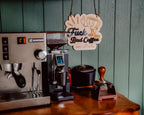 Personalisiertes Coffee Bar Schild aus Holz – Home Barista Geschenk | Fuck Bad Coffee
