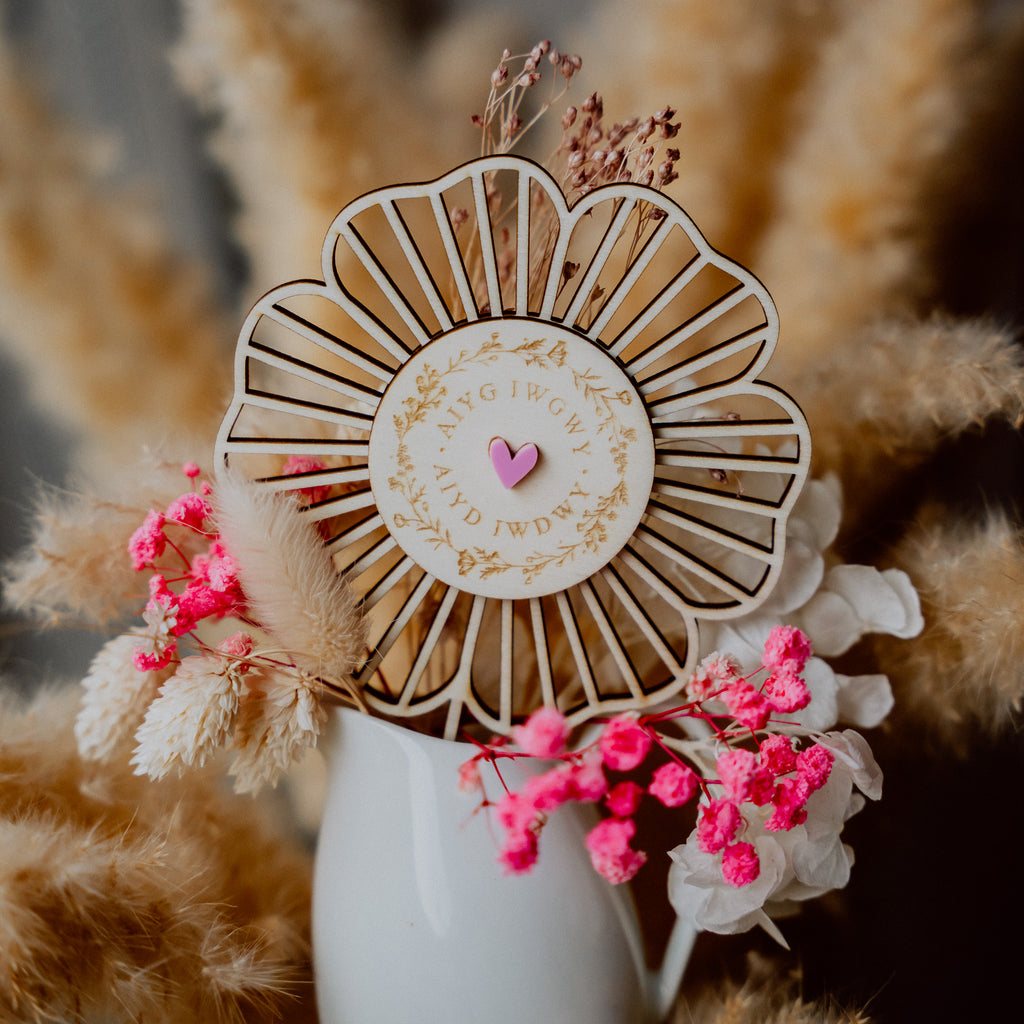 "AIYG IWGWY - AIYD IWDWY" Holzblume - Cake Topper