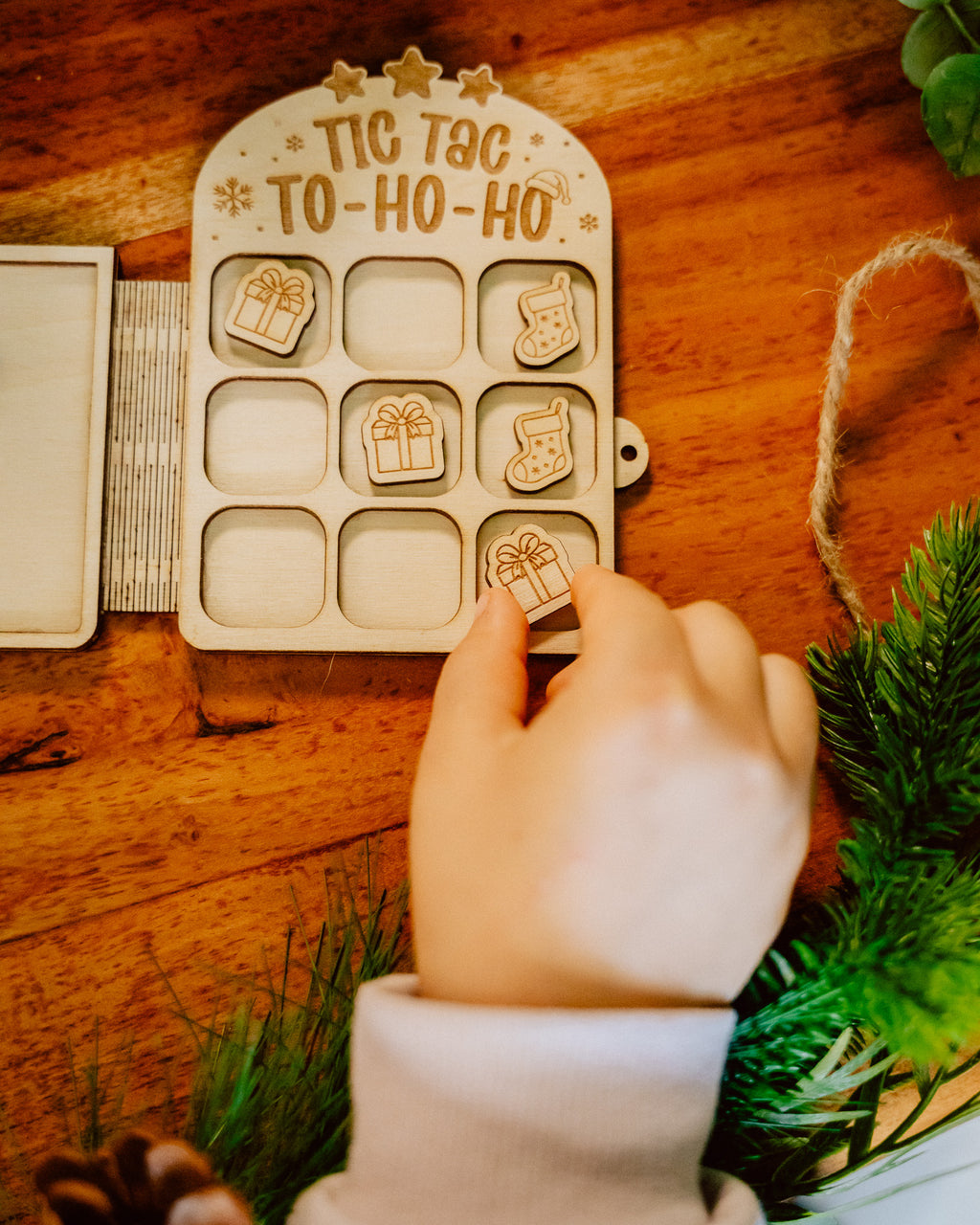 Tic Tac To-Ho-Ho – Wer darf das erste Geschenk auspacken? - Weihnachtsspiel