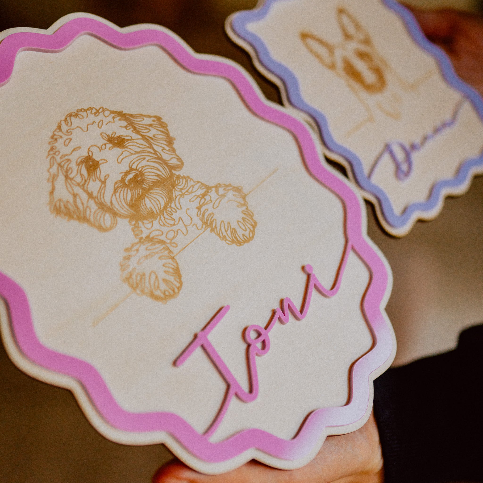 Personalisiertes Hundebild aus Holz im Acryl-Rahmen (oval)