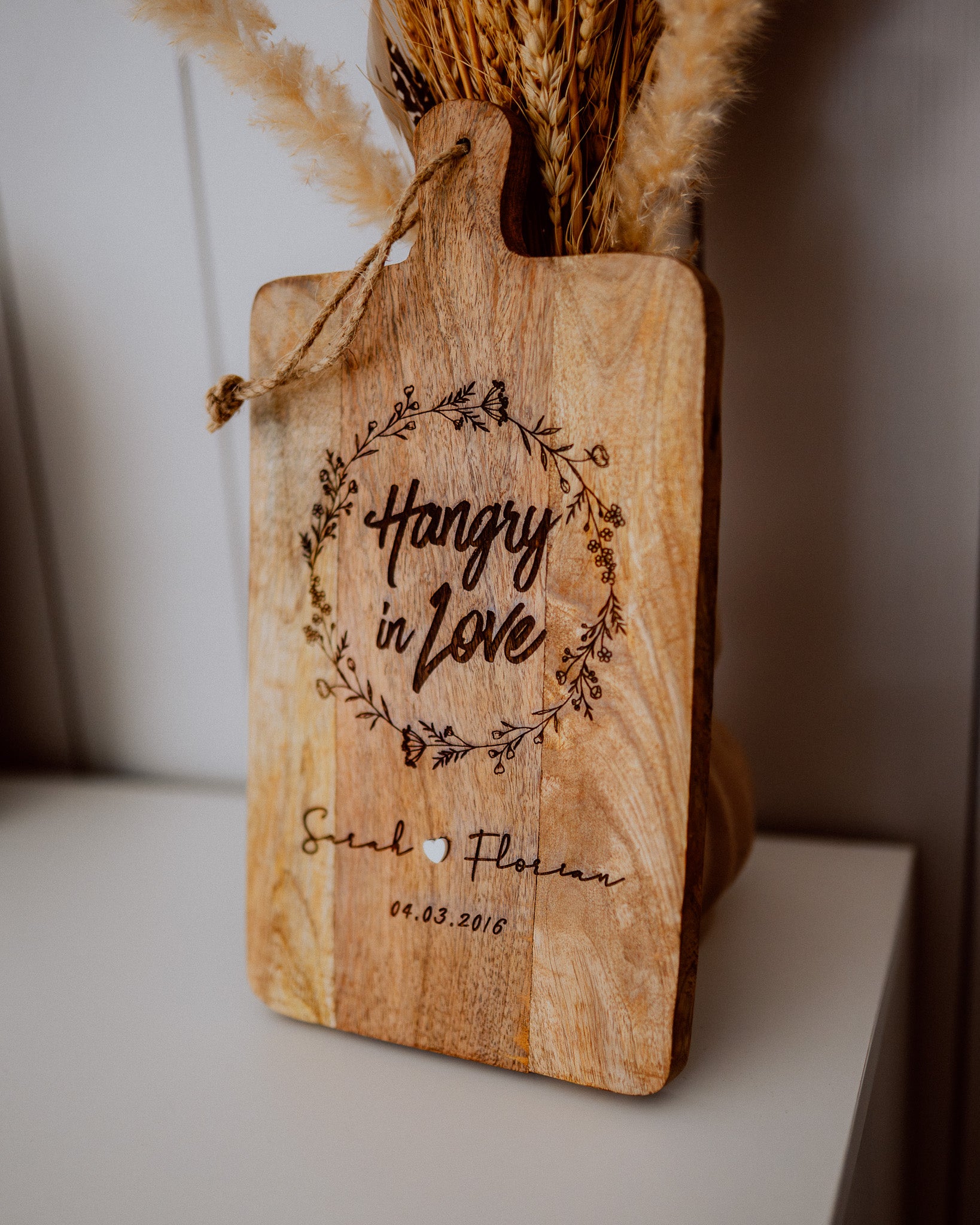 Schneidebrett aus Mangoholz - "Hangry in Love"