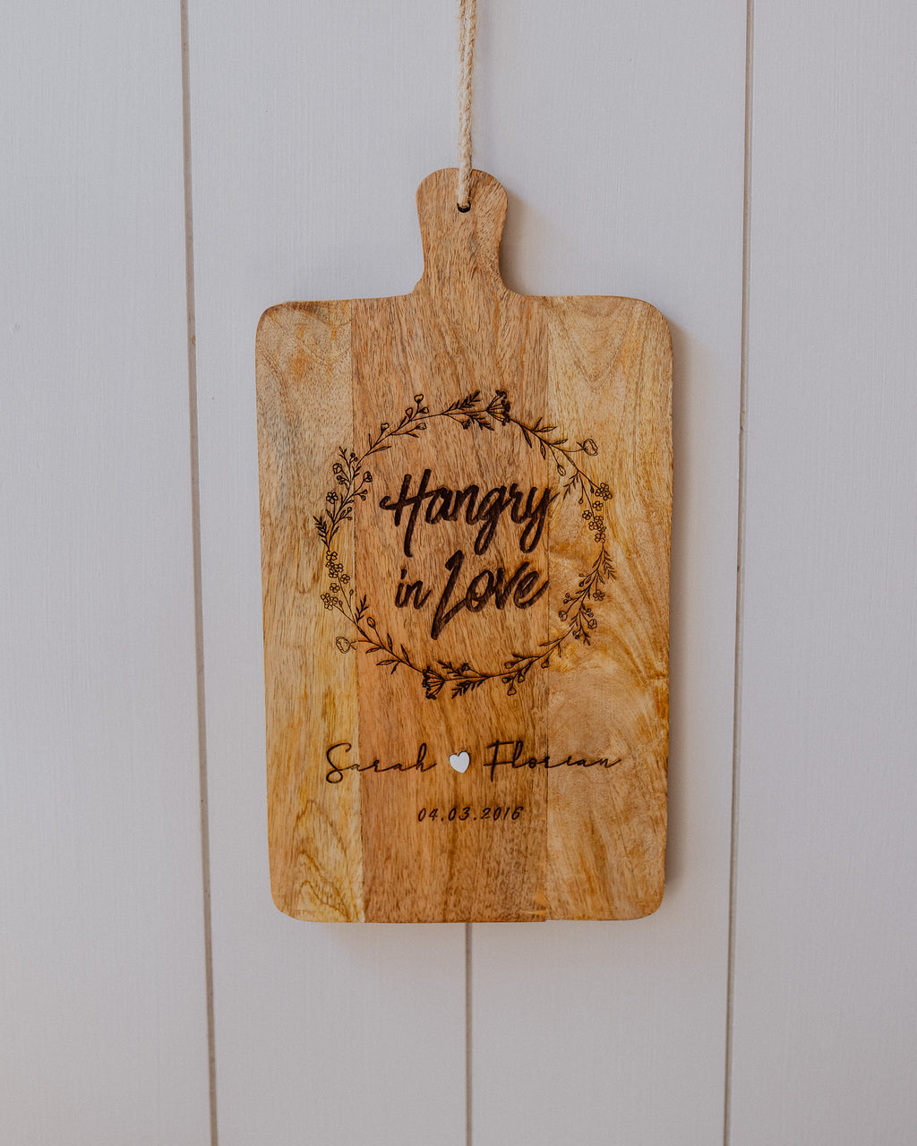 Schneidebrett aus Mangoholz - "Hangry in Love"