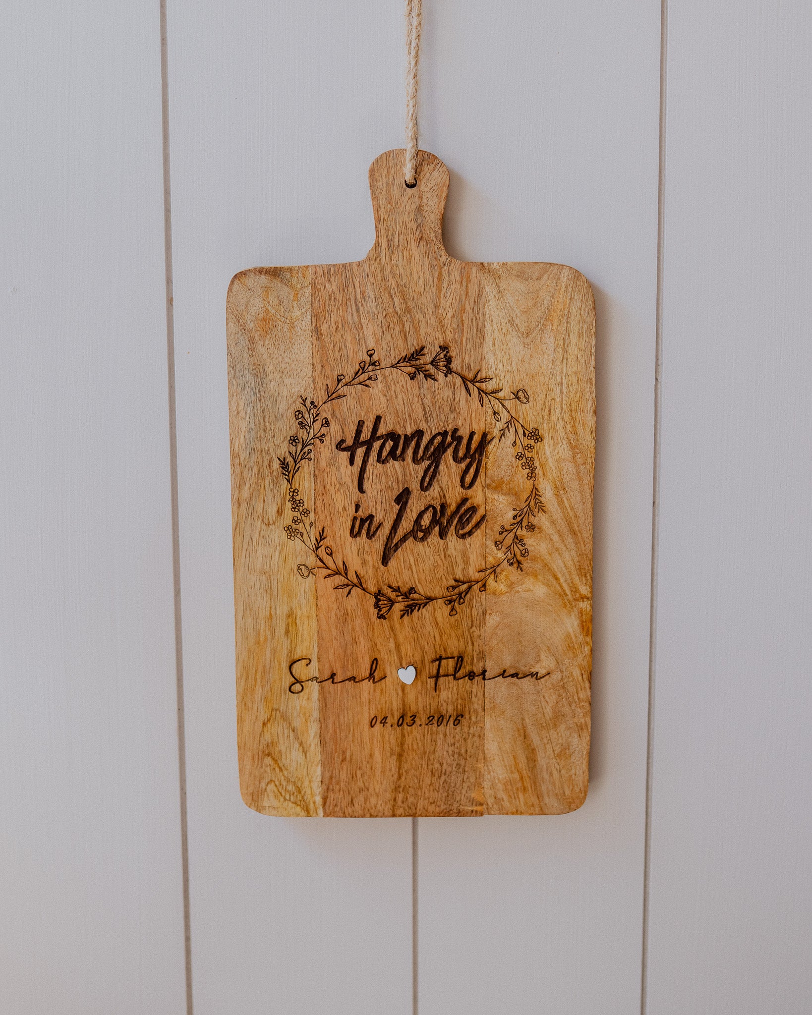 Schneidebrett aus Mangoholz - "Hangry in Love"