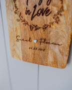 Schneidebrett aus Mangoholz - "Hangry in Love"