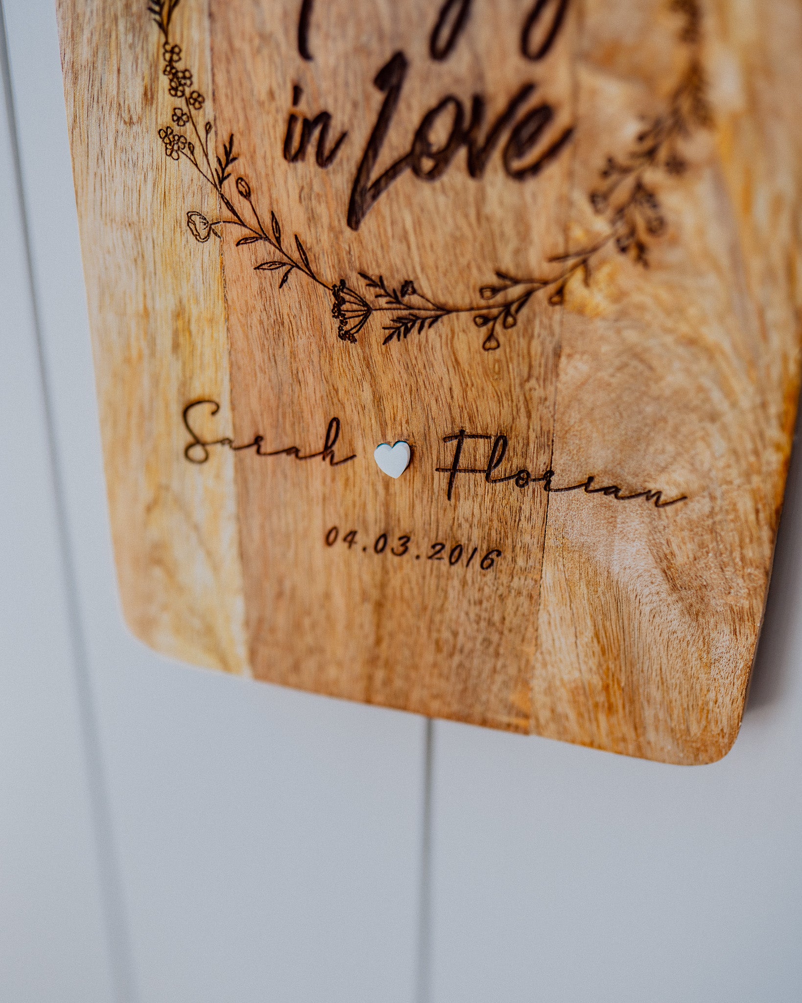 Schneidebrett aus Mangoholz - "Hangry in Love"