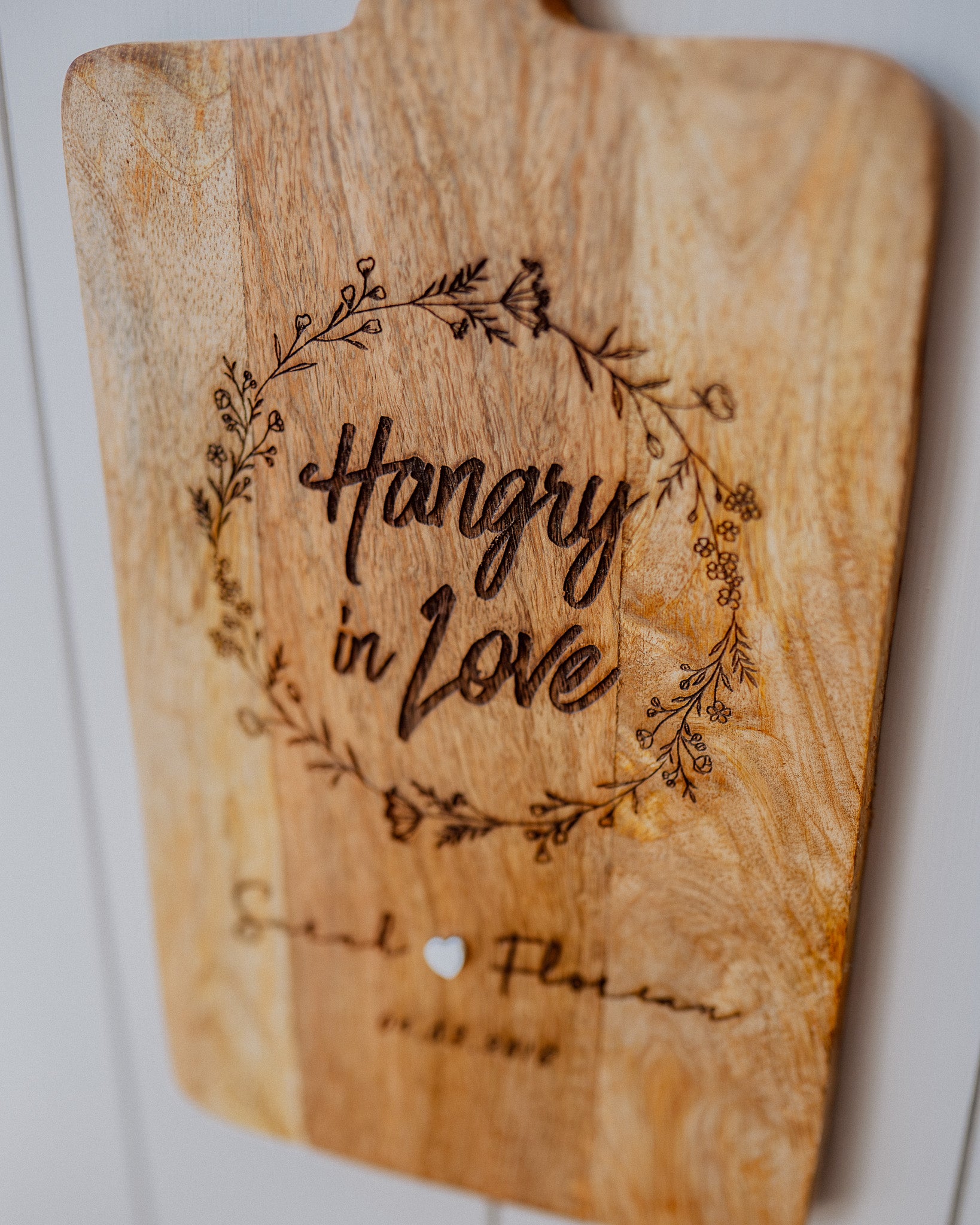 Schneidebrett aus Mangoholz - "Hangry in Love"