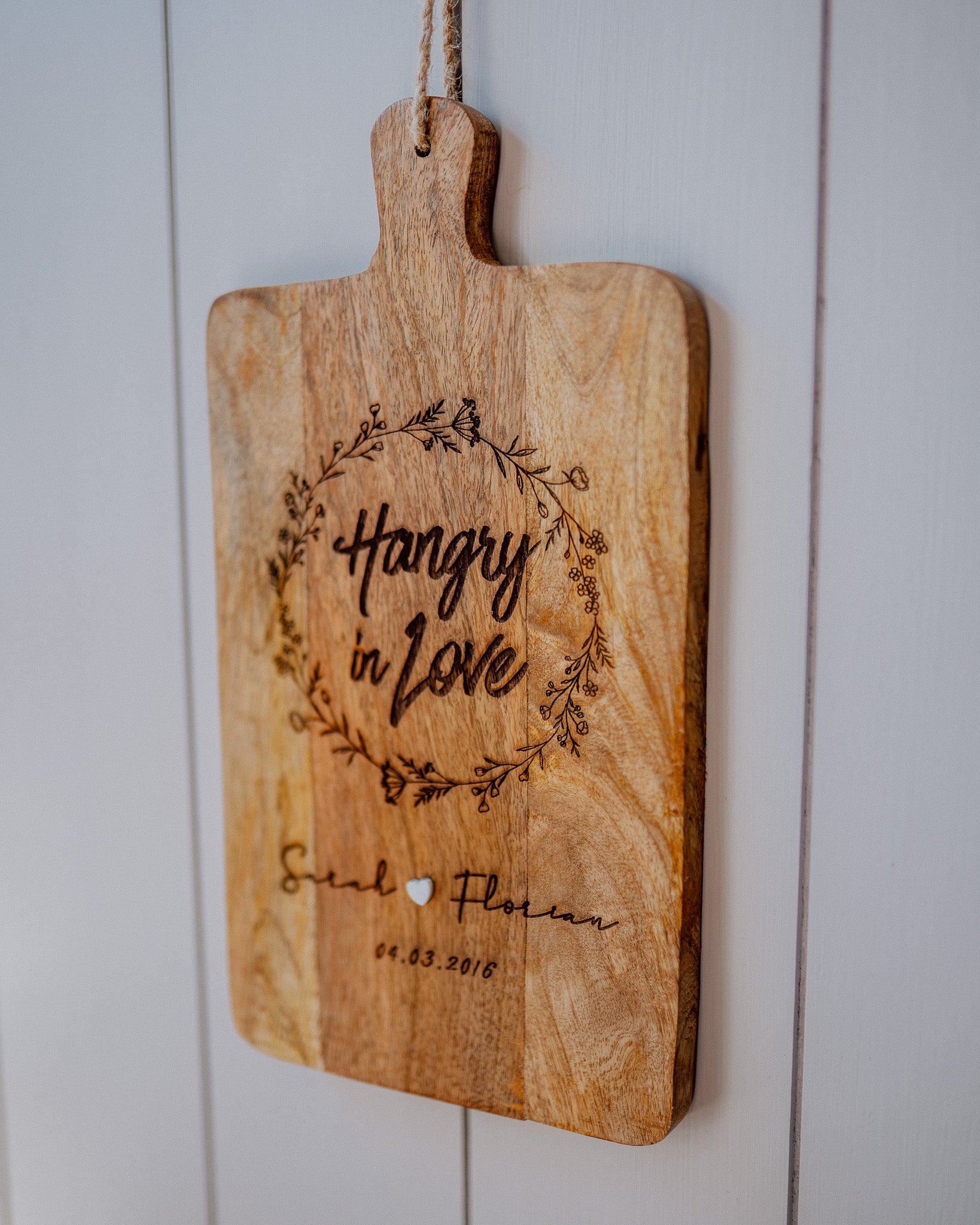 Schneidebrett aus Mangoholz - "Hangry in Love"