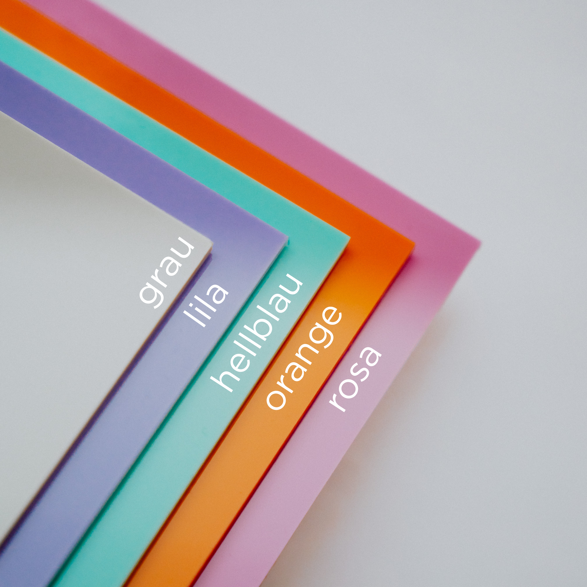 Personalisiertes Herz aus buntem Acryl