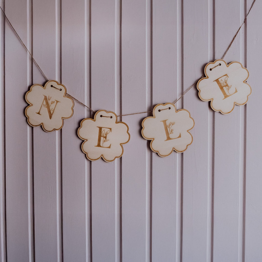 Blumen-Namensgirlande aus Holz