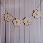 Blumen-Namensgirlande aus Holz