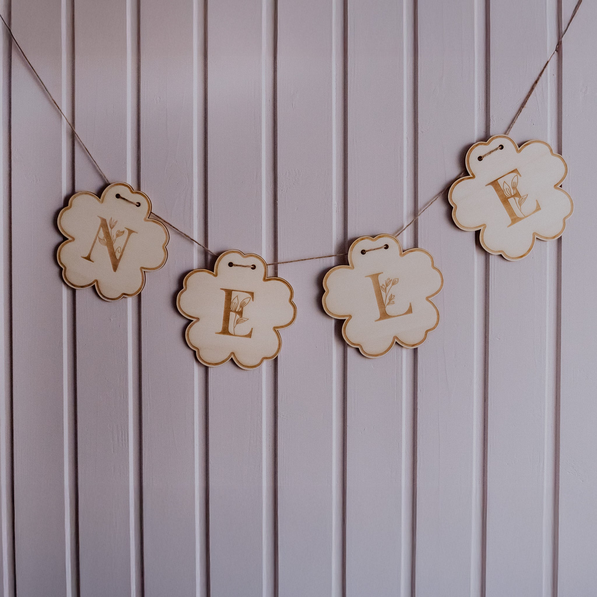 Blumen-Namensgirlande aus Holz