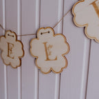 Blumen-Namensgirlande aus Holz