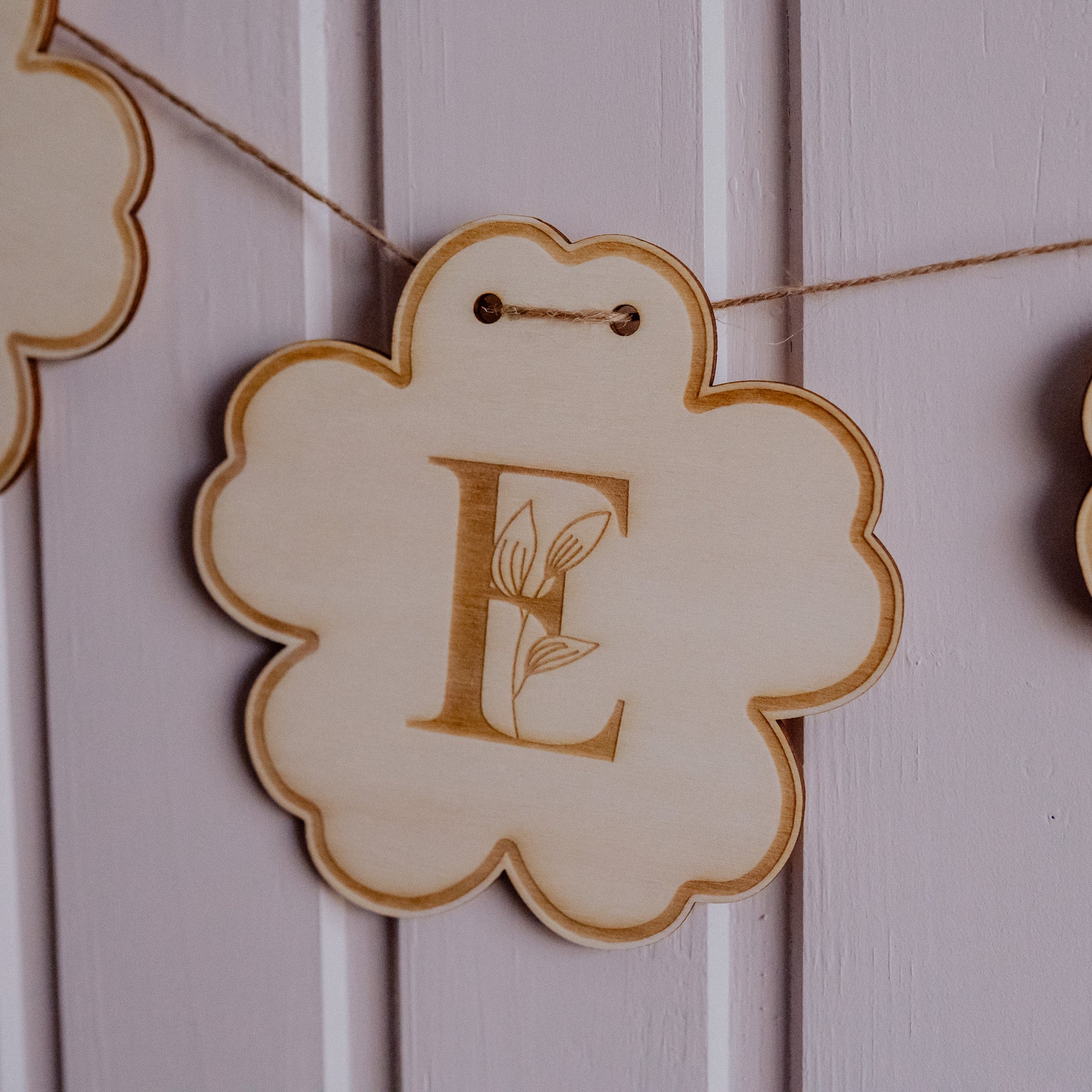 Blumen-Namensgirlande aus Holz