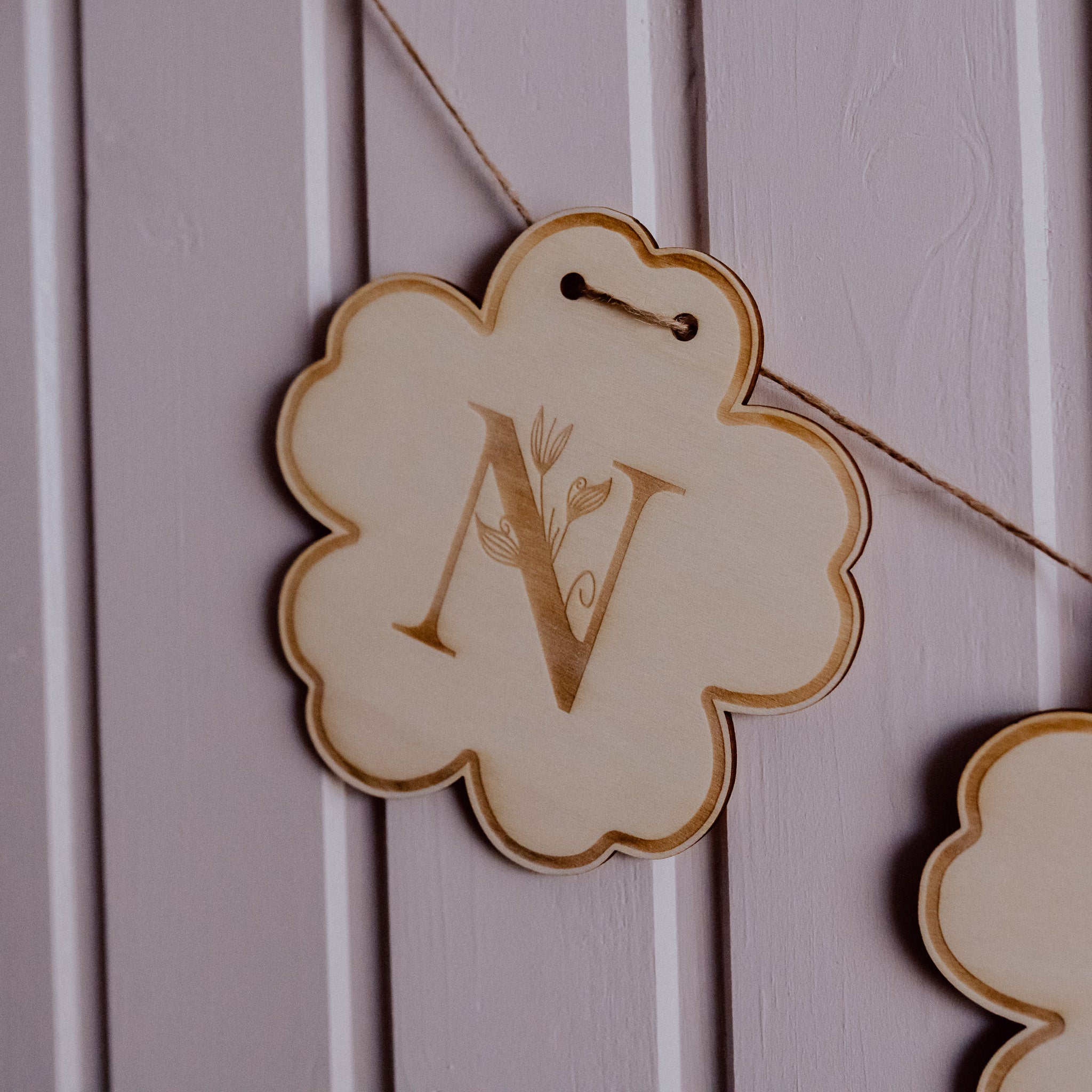 Blumen-Namensgirlande aus Holz