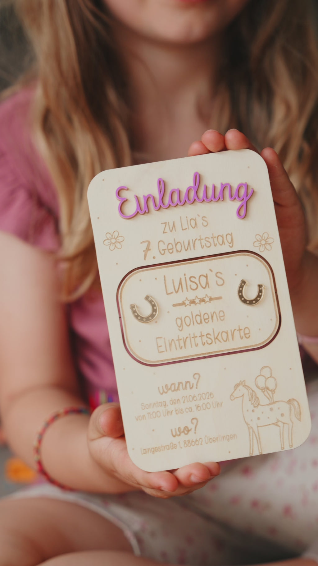 Einladungskarte mit goldener Eintrittskarte - "Pferd"